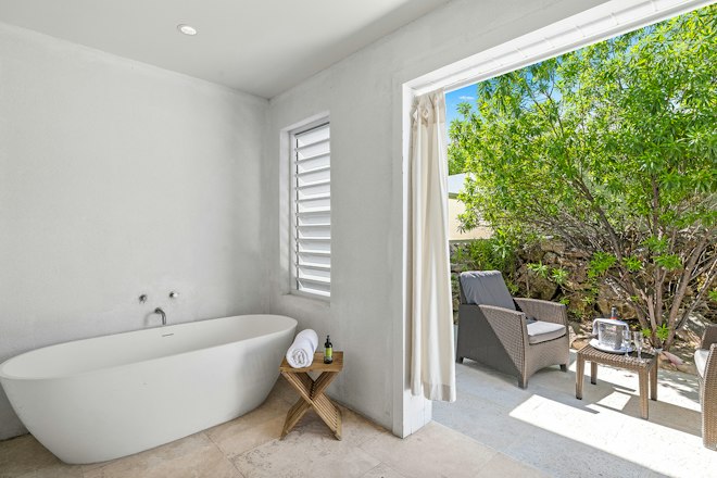 Ocean View Premier Suite Soaking Tub