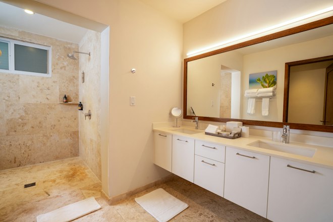 One Bedroom Ocean View Suite Bathroom