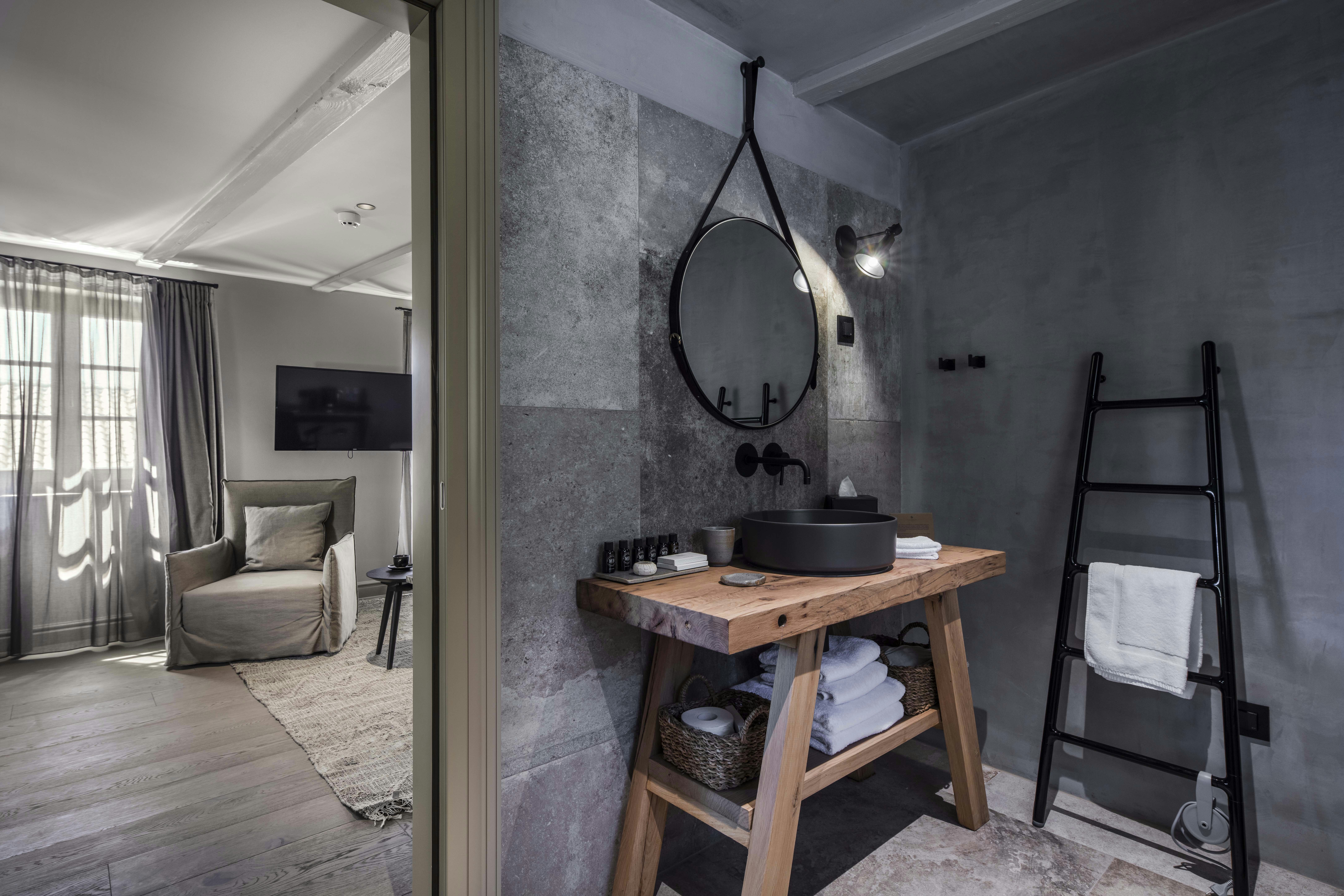 Deluxe Room - Bathroom