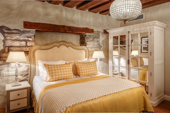 Superior Garden Queen/Twin - Bedroom