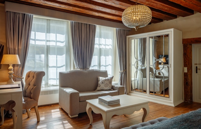 Deluxe Garden Queen/Twin - Living Area