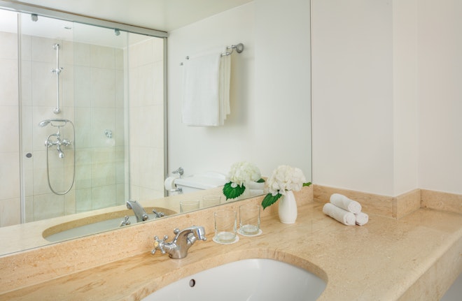 Superior Garden Queen/Twin - Bathroom