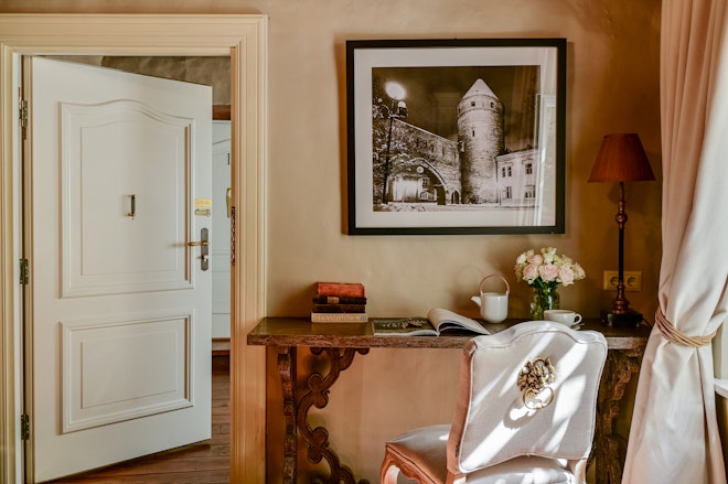 Superior Garden Queen/Twin - Room Details