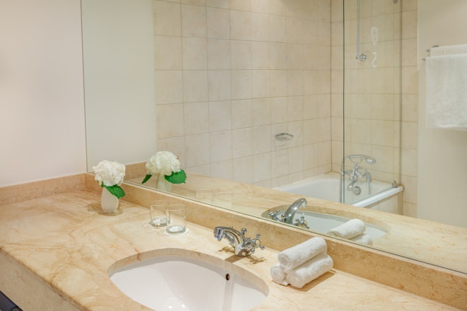 Deluxe - Bathroom