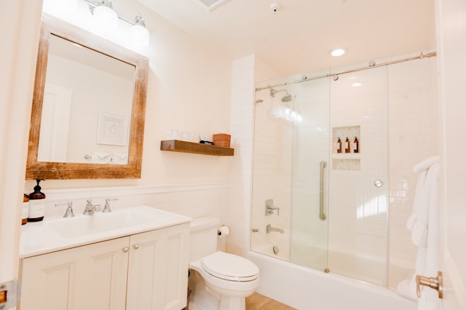 Seal Cove Balcony Suite - Bathroom