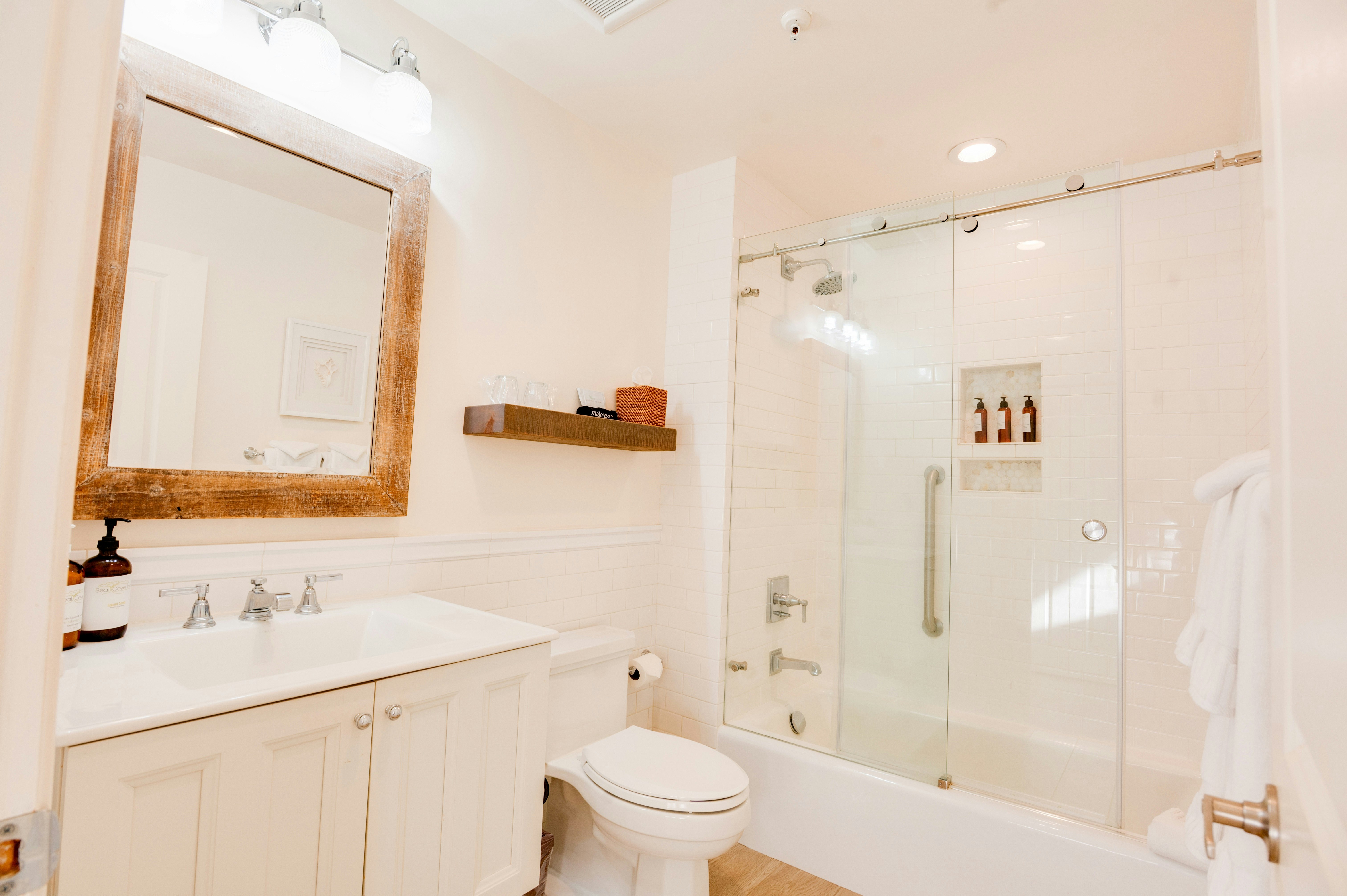 Seal Cove Balcony Suite - Bathroom