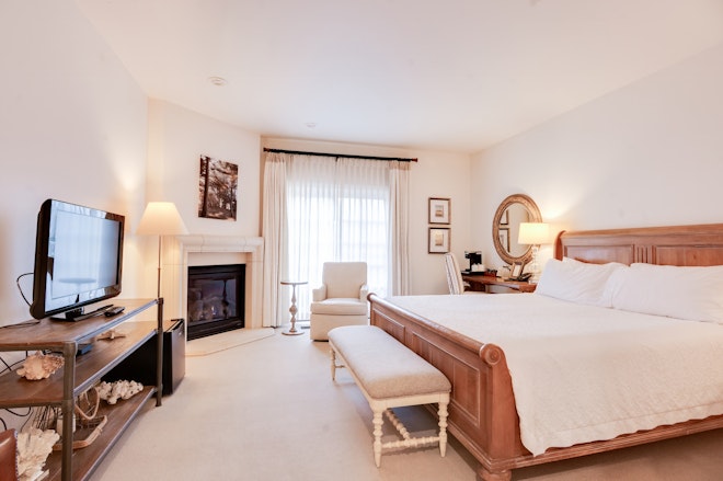 King Garden Suite - Bedroom