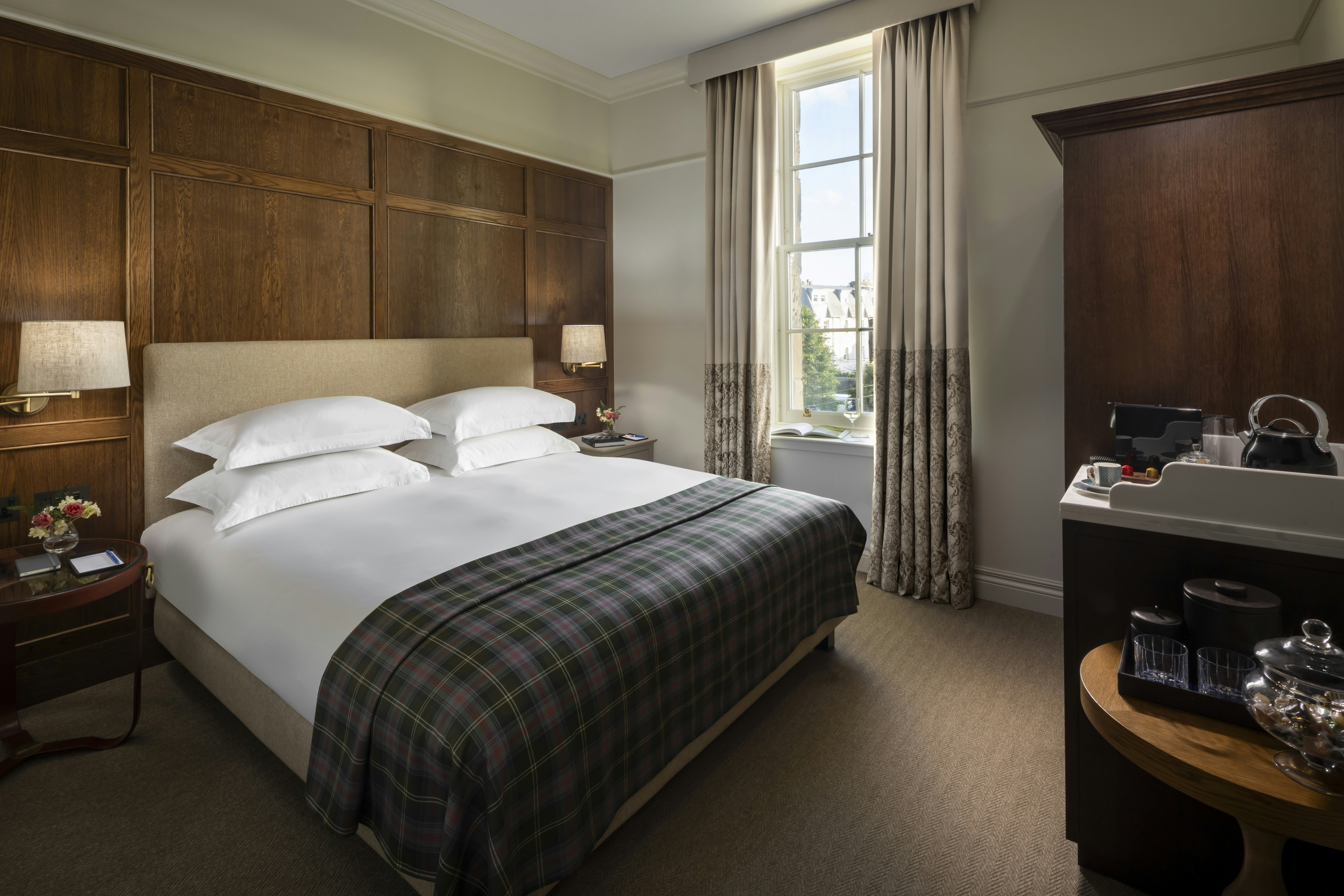 Deluxe King Room - Bedroom