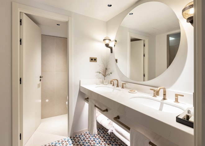 Grand Deluxe Bathroom