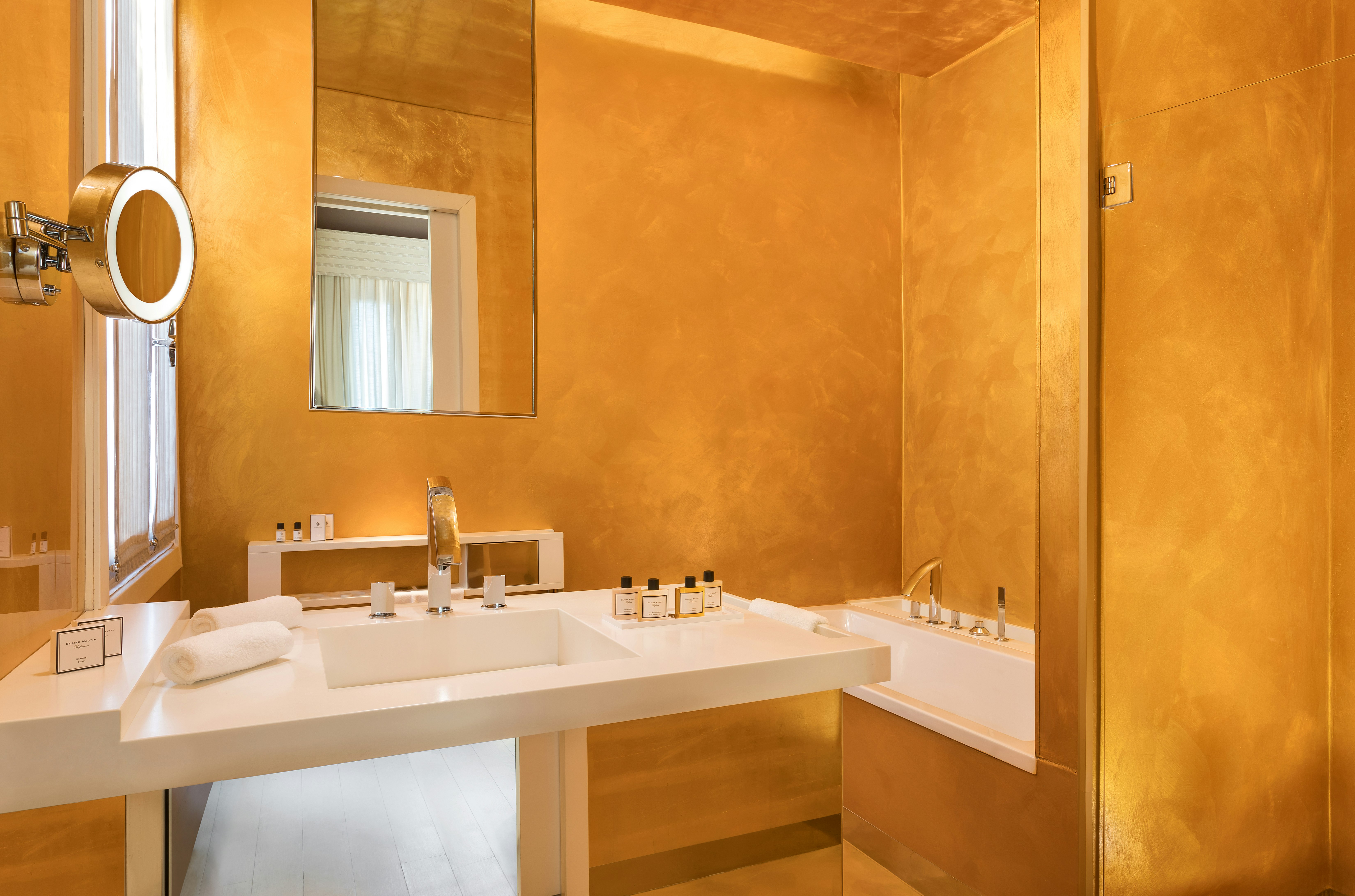 Deluxe bathroom Room