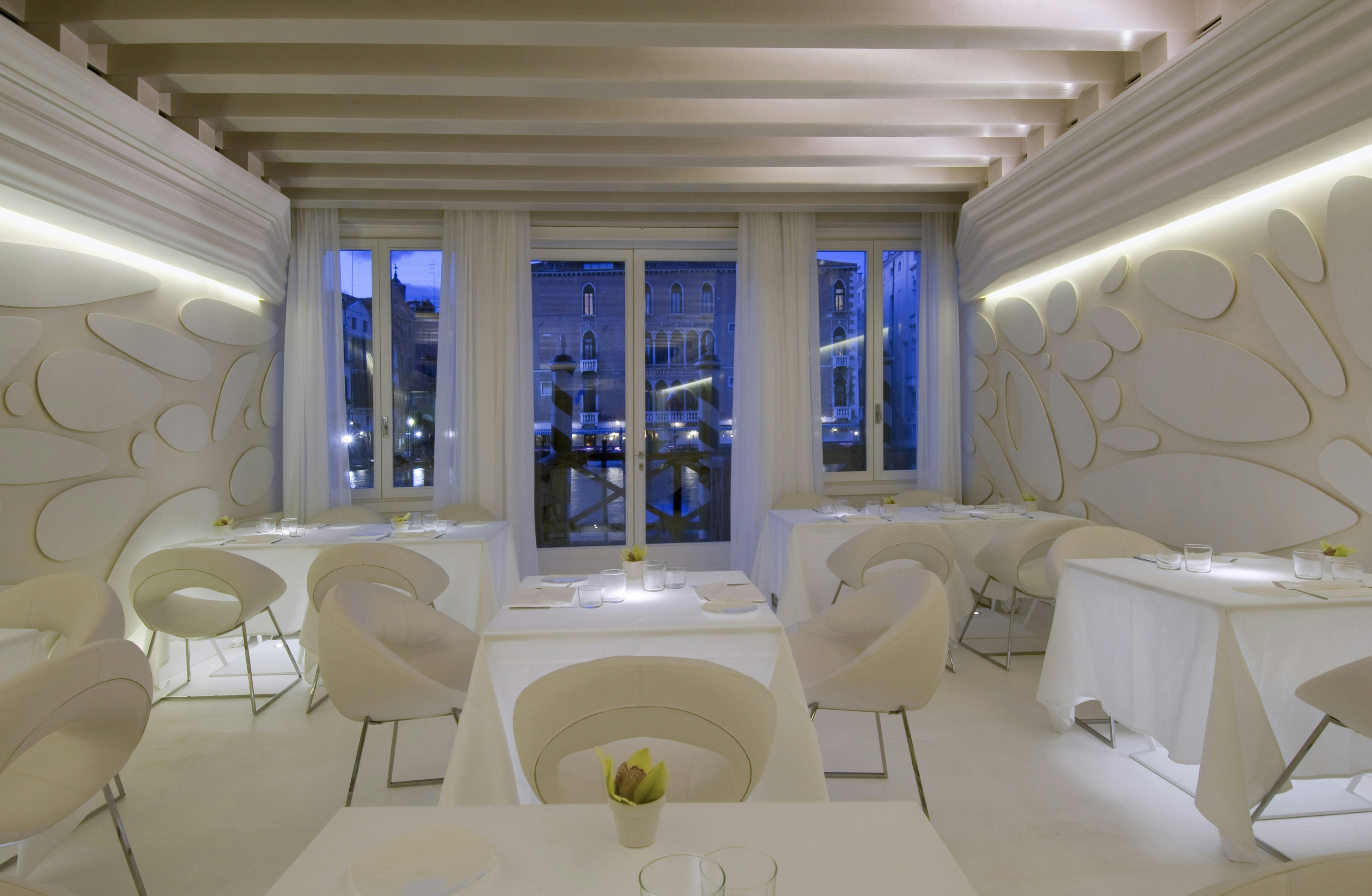 Antinoo' s Lounge and Restaurant