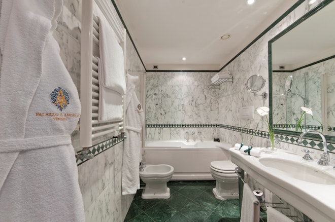 Premium Deluxe Room - Bathroom