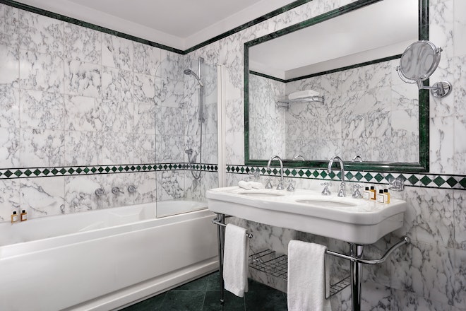 Junior Suite - Bathroom