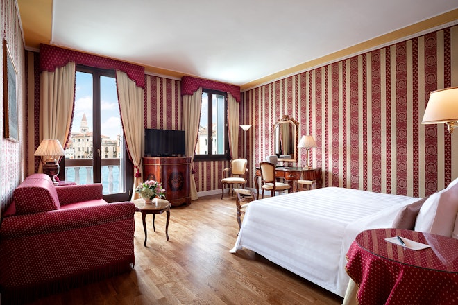 Grand Canal View Junior Suite - Bedroom