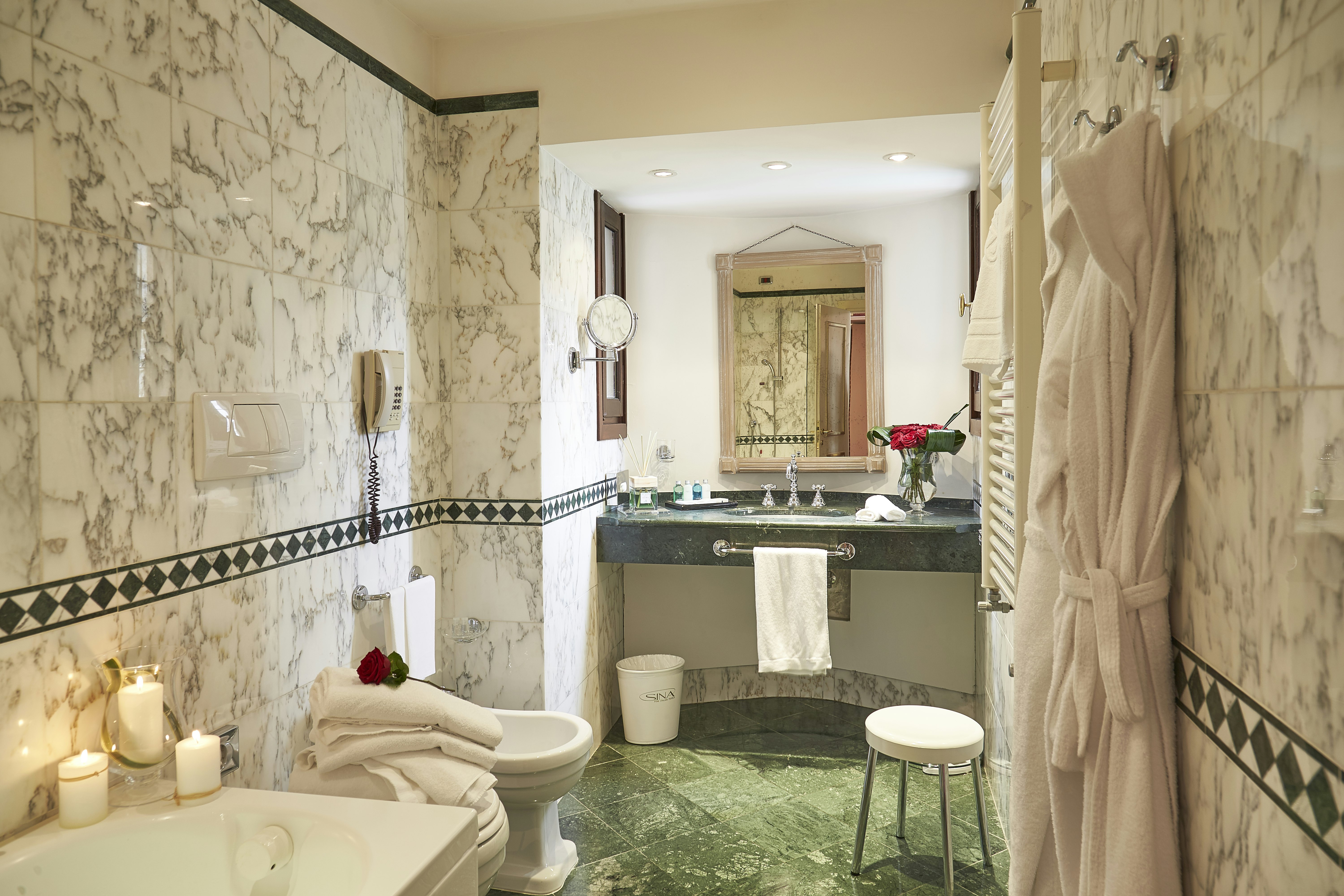 Deluxe Suite Bathroom