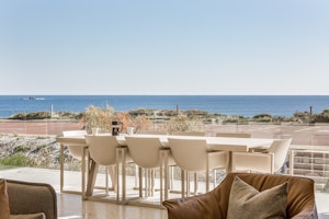 4 Bedroom Premium Beach House - outdoor dining area with sea view