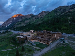 Snowpine Lodge - Exterior