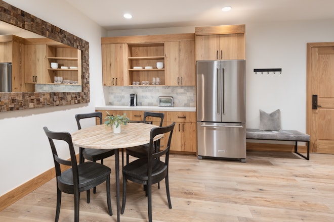Snowpine Suite - Kitchen & Dining Area