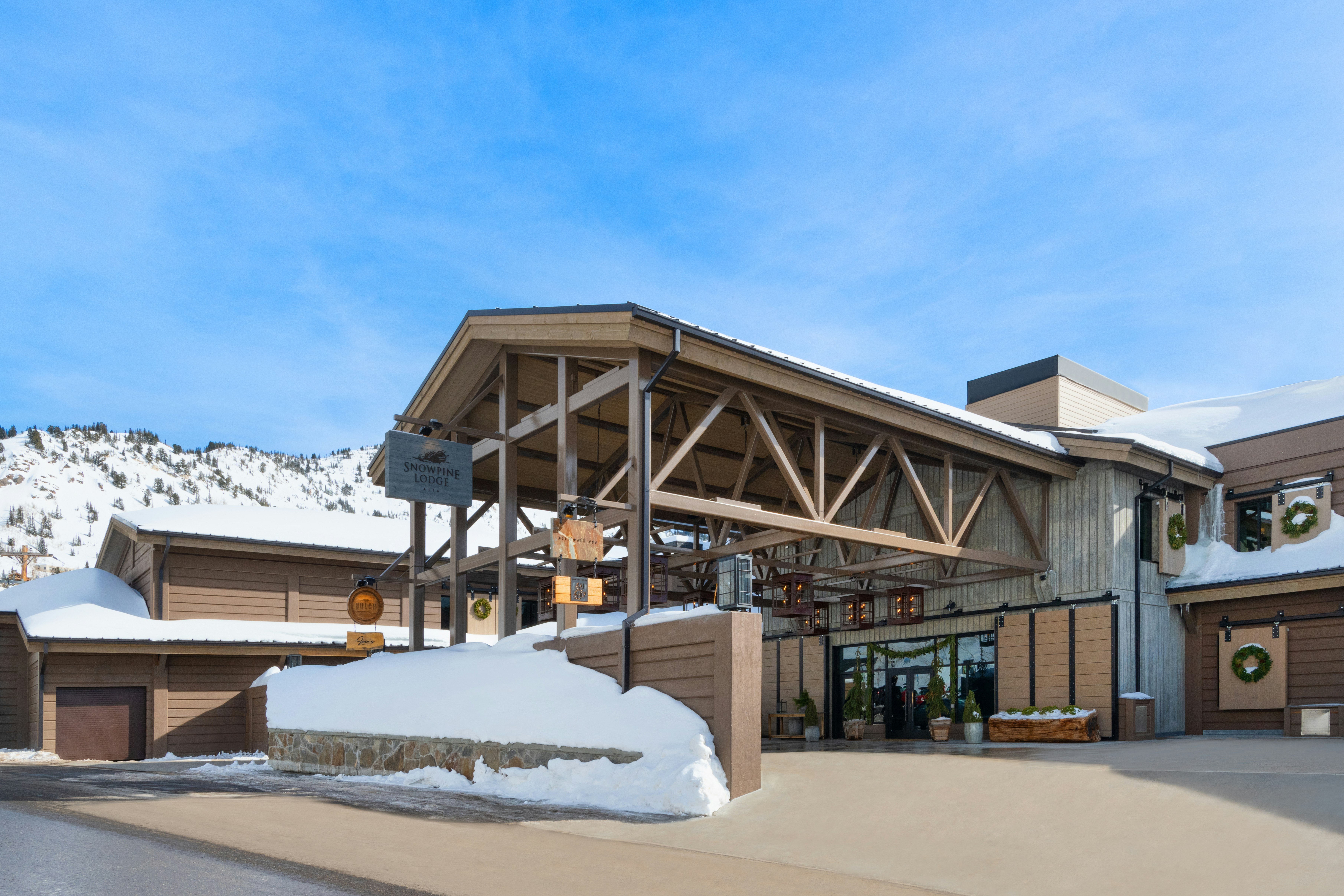 Snowpine Lodge - Exterior