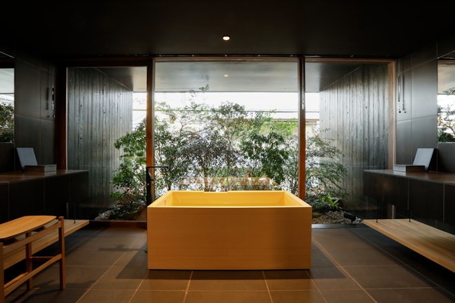 Deluxe Courtyard View Bathroom
