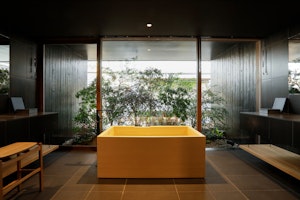 Deluxe Courtyard View Bathroom