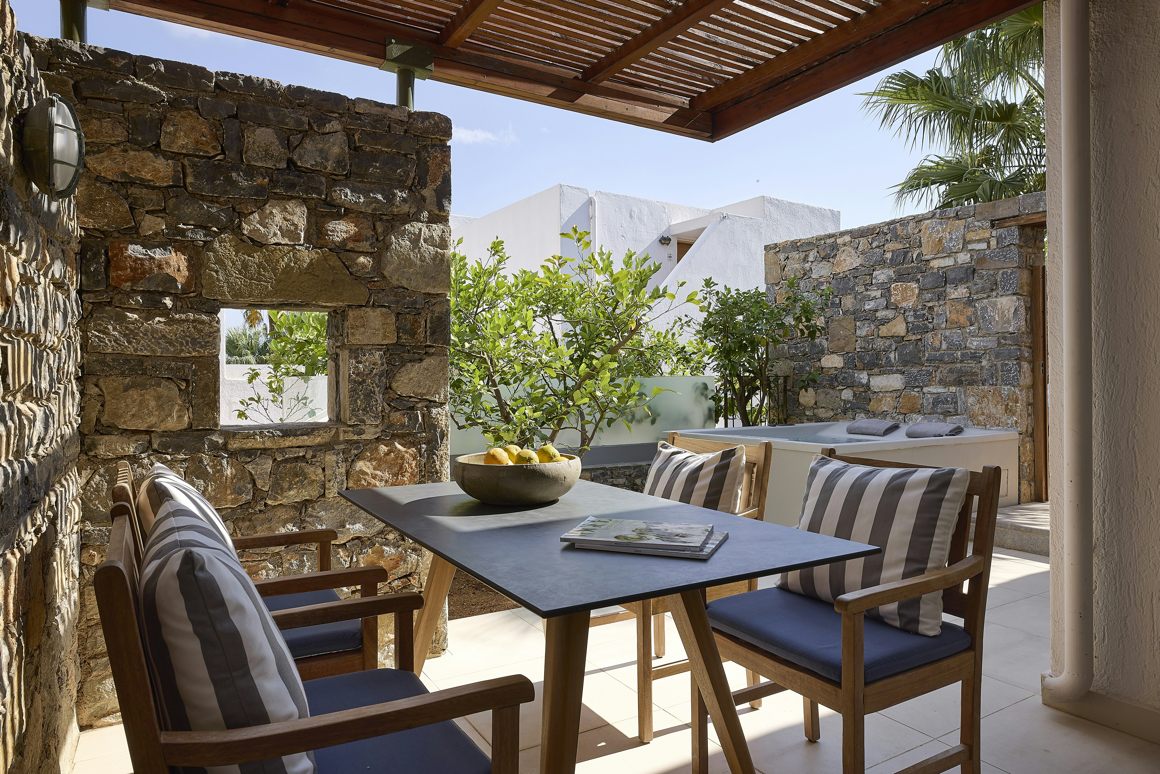 Family Suite 3 Bedroom Outdoor Hot Tub Garden View - Patio