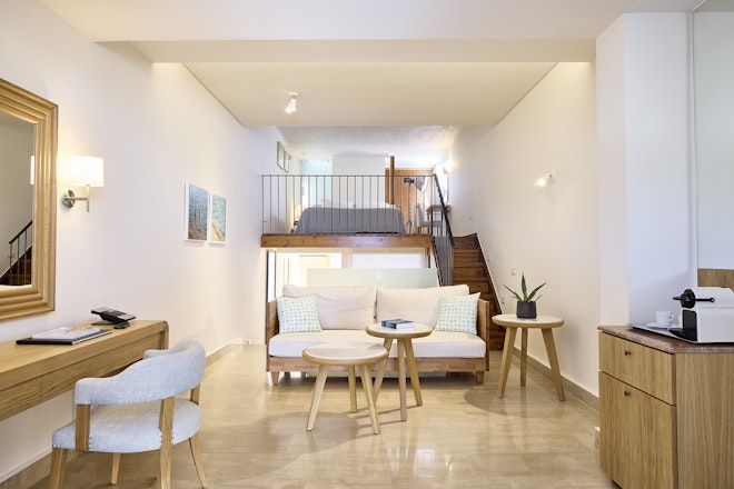 Club Open Plan Mezzanine Suite Private Pool Seafront - Living Area