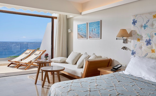 Club Junior Suite Seafront View - Bedroom