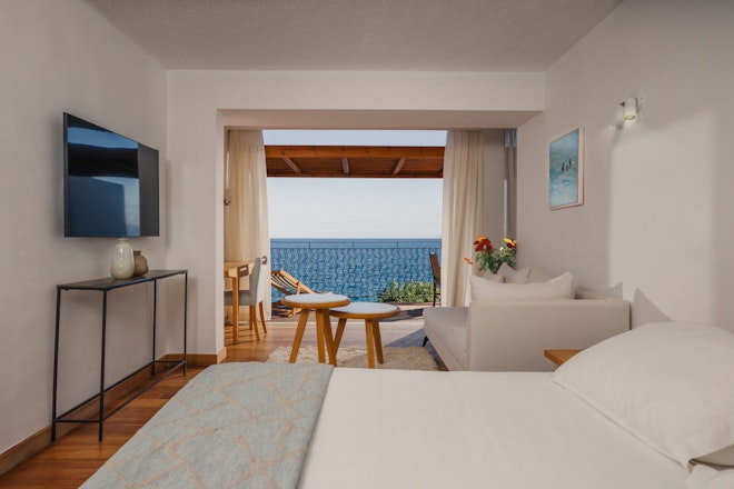 Club Junior Suite Seafront View - Bedroom