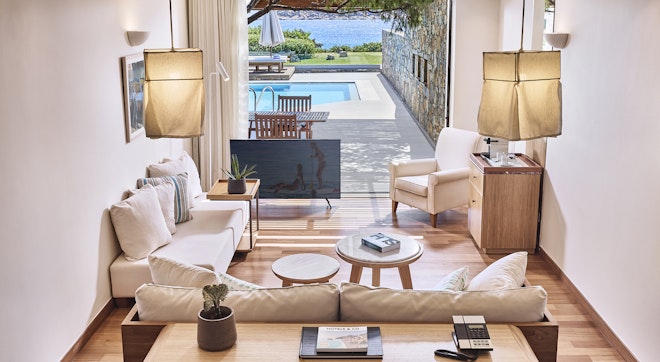 Club Open Plan Mezzanine Suite Private Pool Seafront - Living Area
