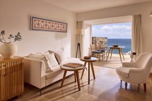 Club Suite Seafront View - Living Area