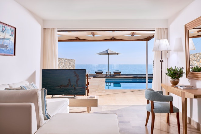 Club Suite Private Pool Seafront - Living Area