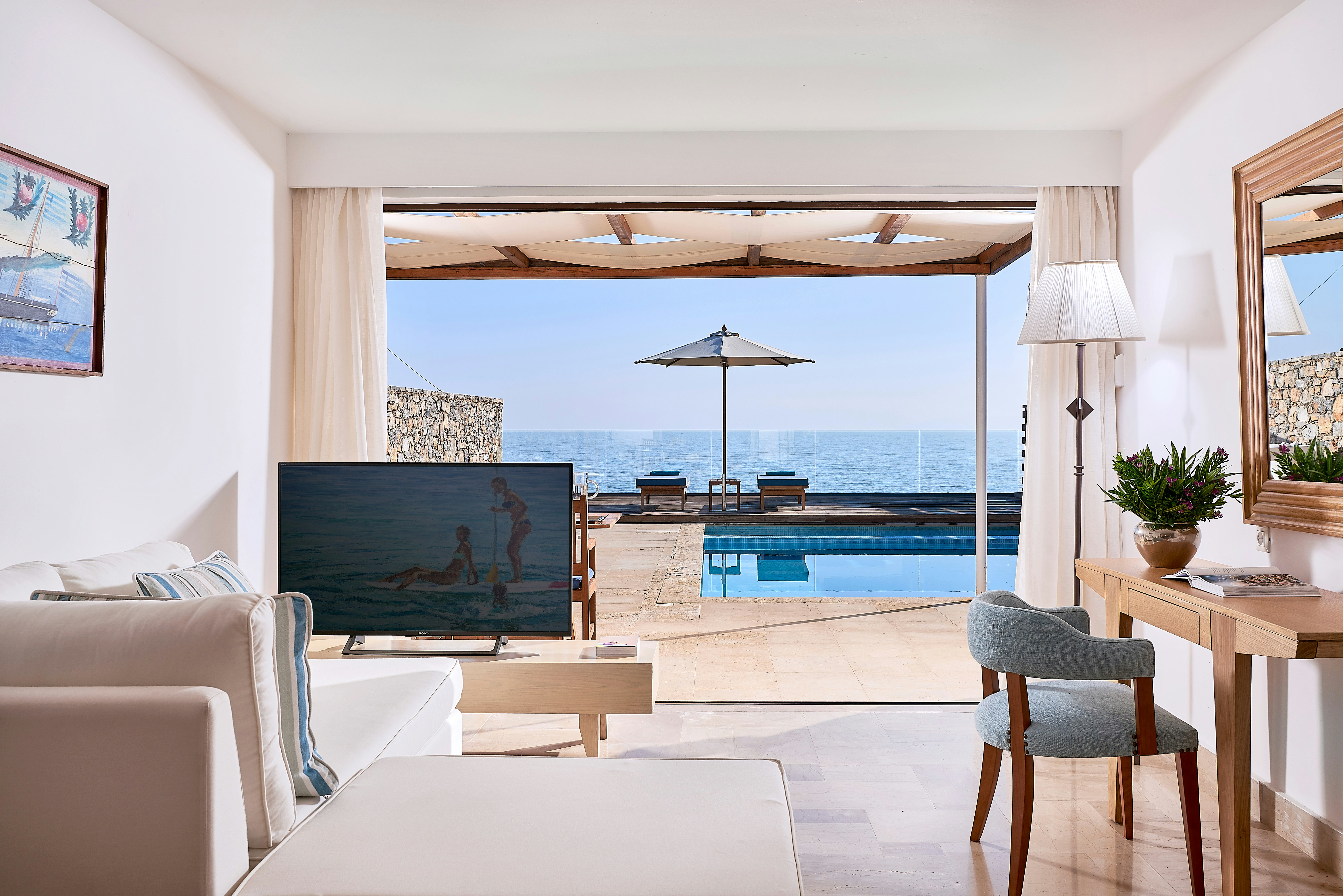 Club Suite Private Pool Seafront - Living Area