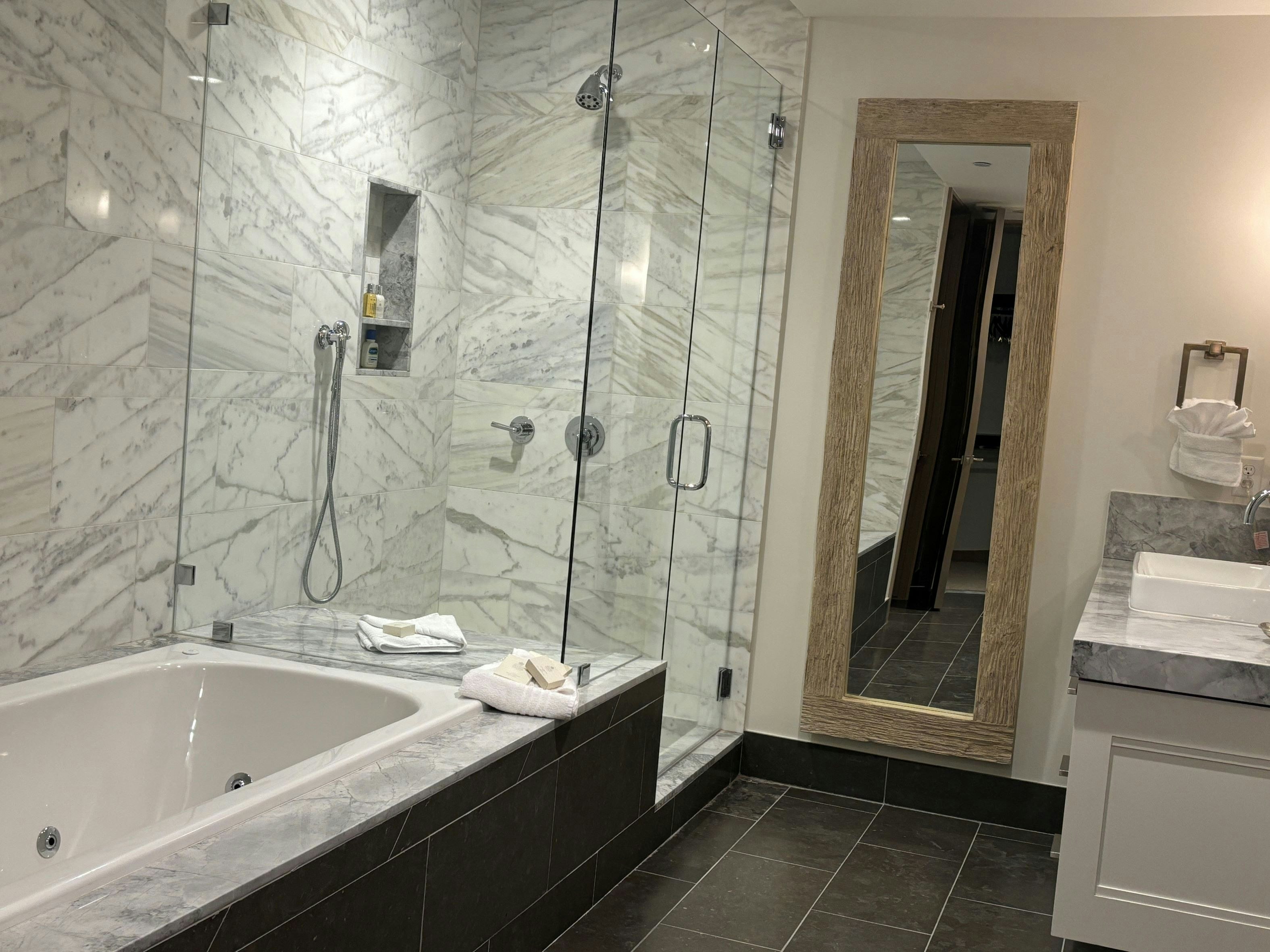 Platinum Two Queen Room - Bathroom