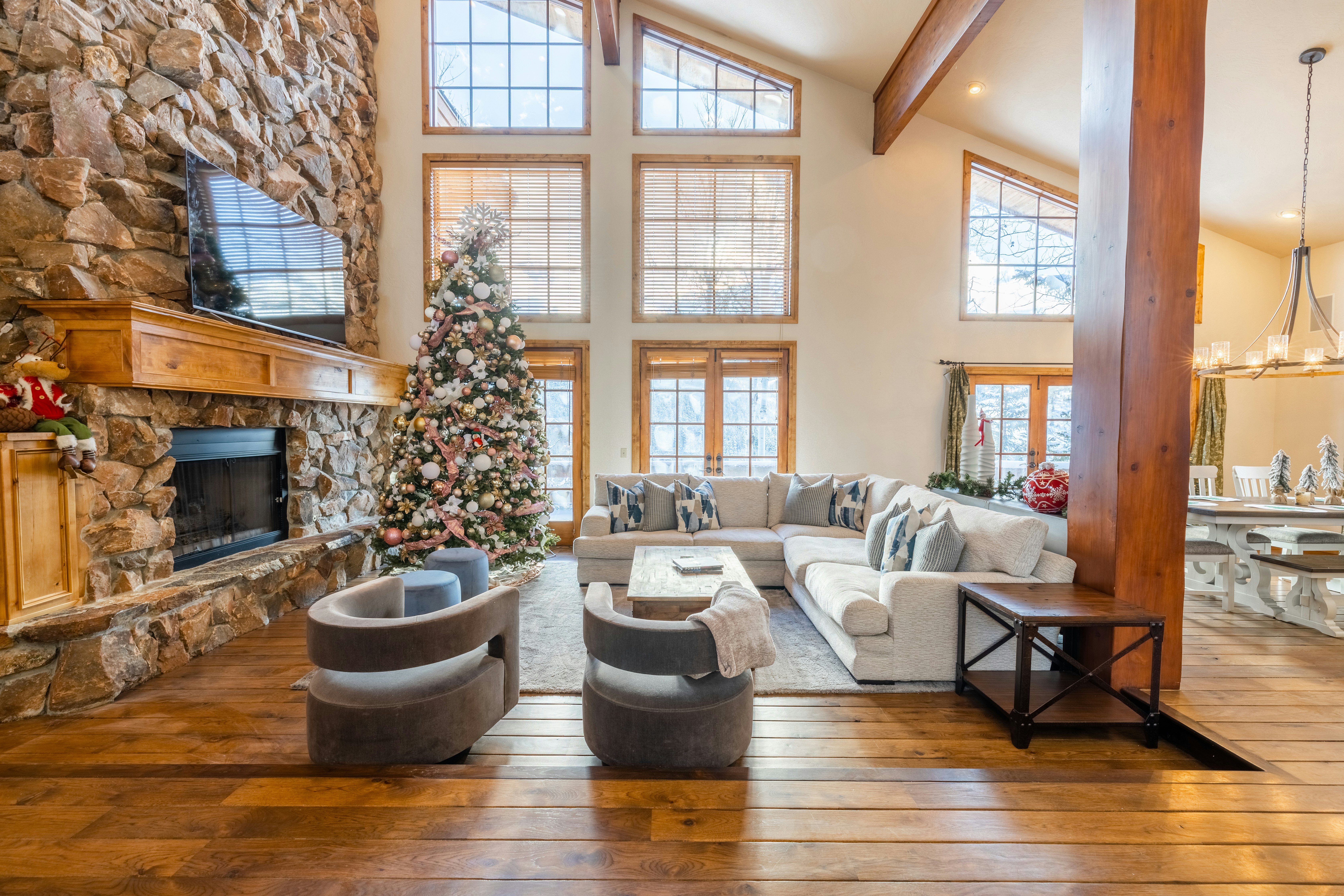 Golden Eagle Home - Living Area