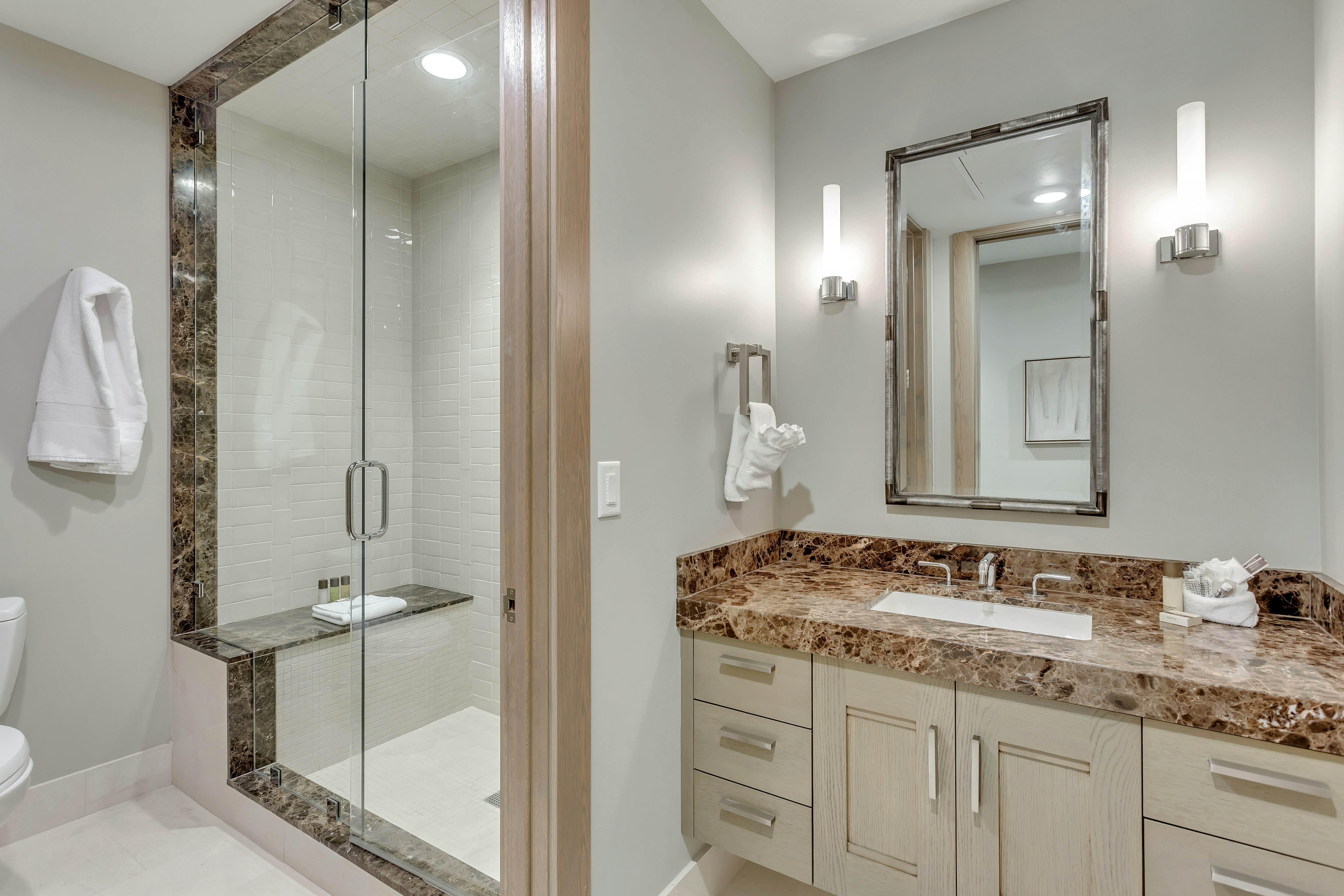 Premium Three Bedroom Suite with Queen Hotel - Bathroom