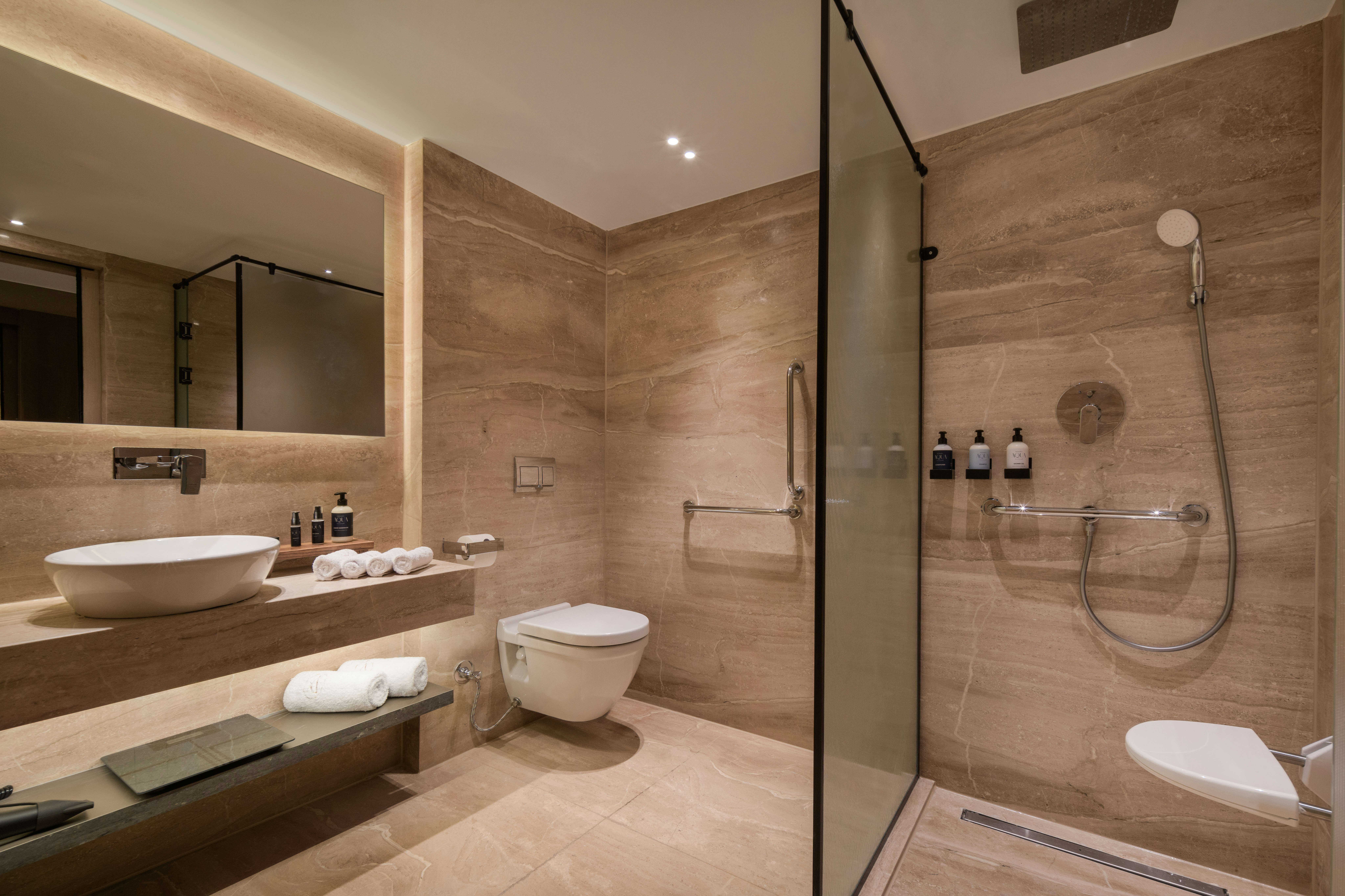 Luxury Cabin - Bathroom