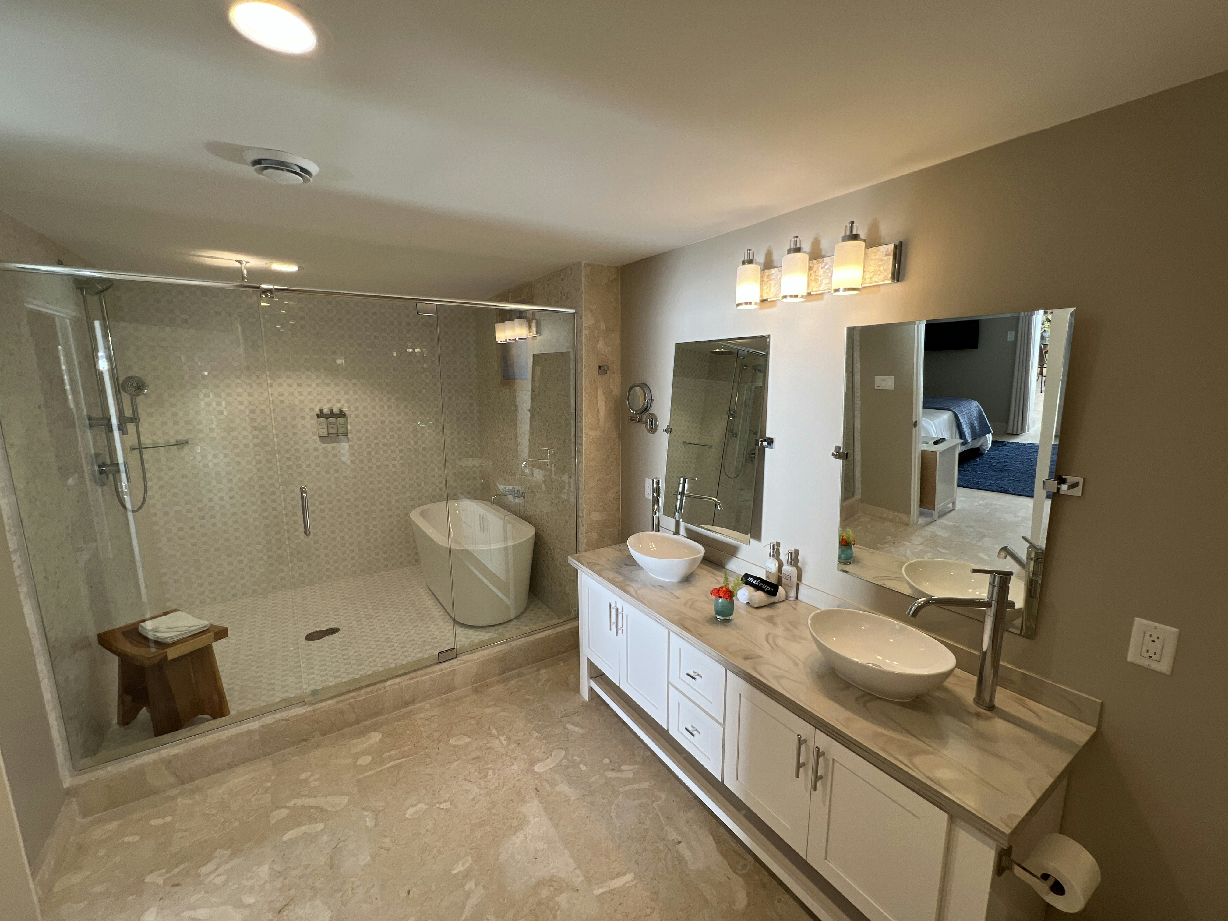 Queen Suite Bathroom