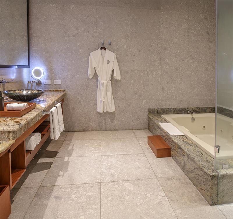 Tabacon King Suite - Bathroom