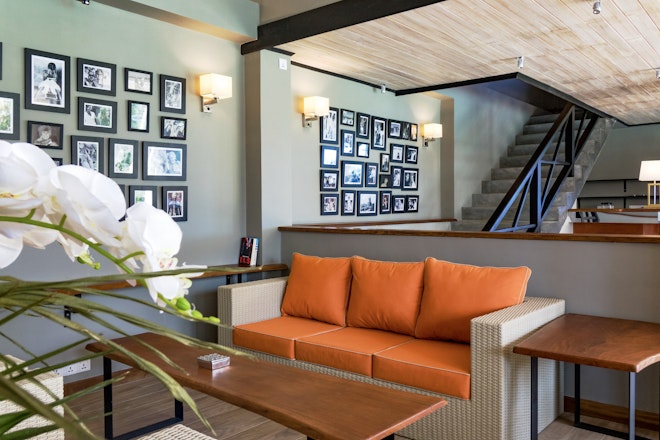 Bar & Lounge
