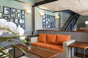 Bar & Lounge