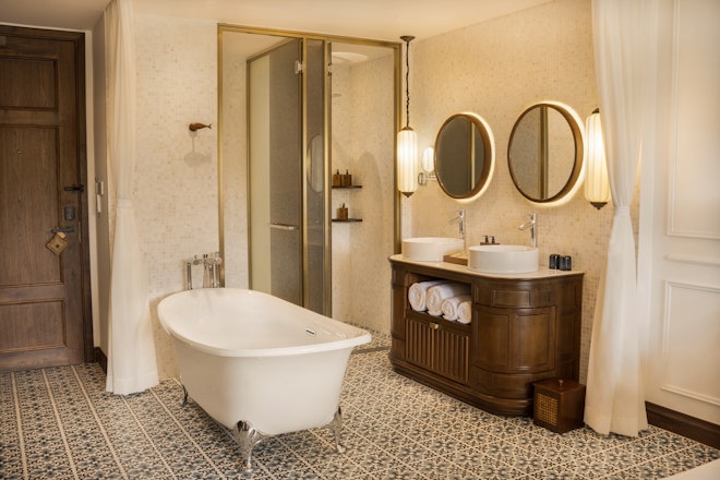 Deluxe Room Bathroom