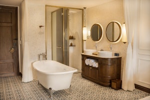 Deluxe Room Bathroom