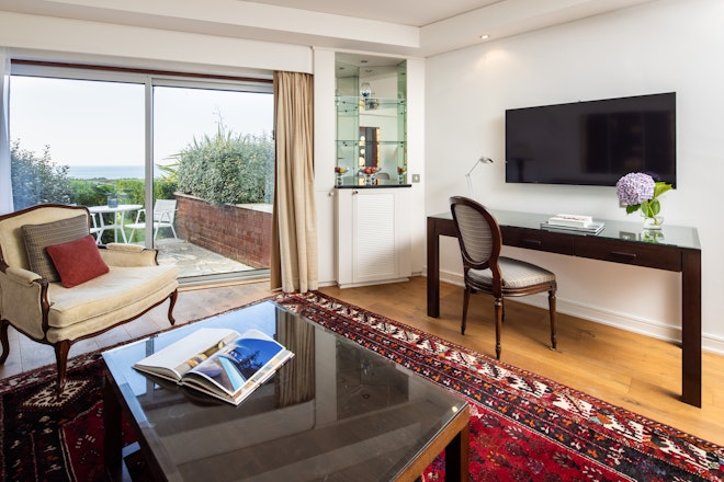 Executive Suite - Living Area