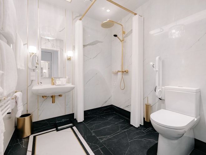 Deluxe Double Accessible Room - Bathroom
