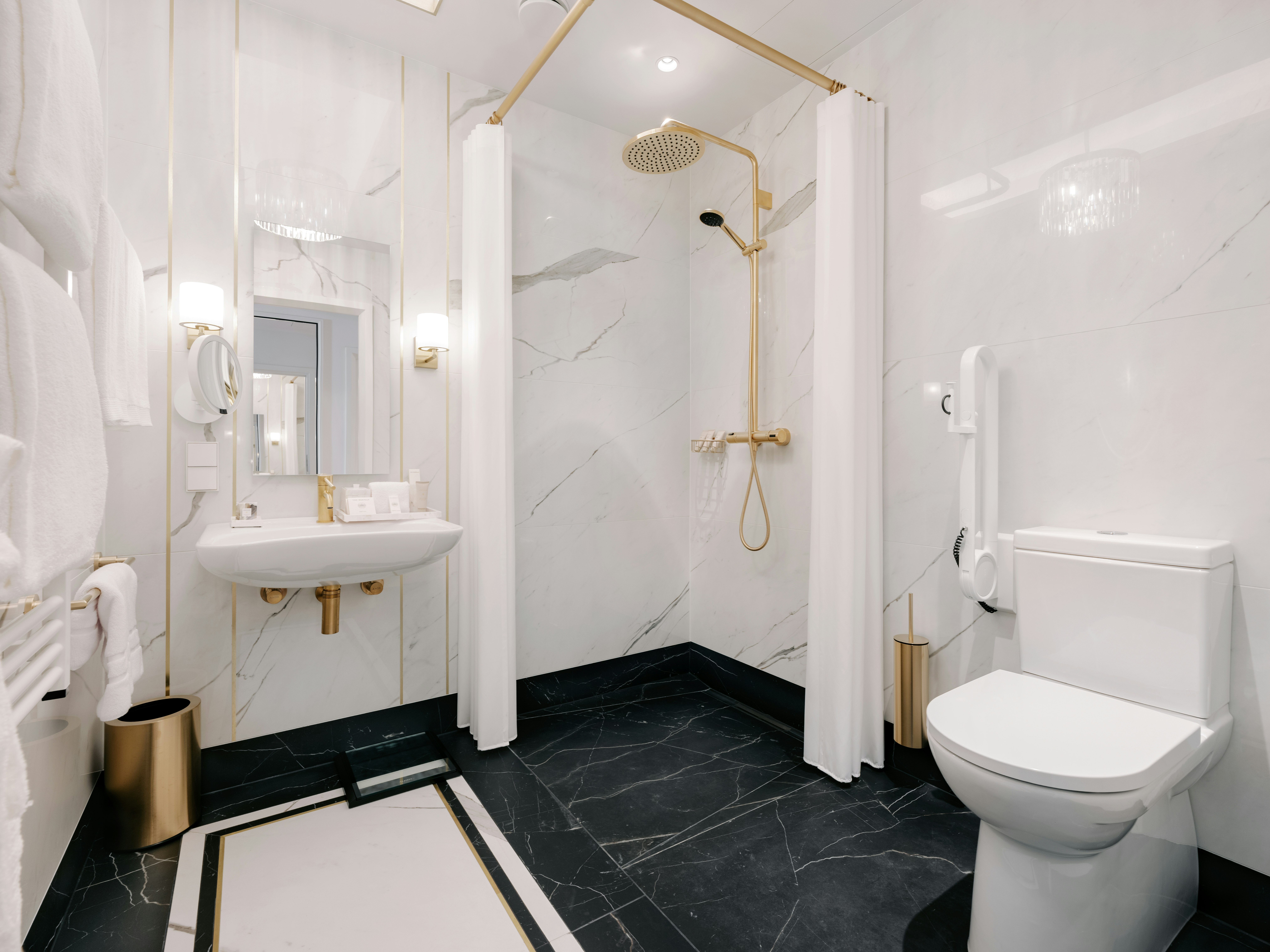 Deluxe Double Accessible Room - Bathroom