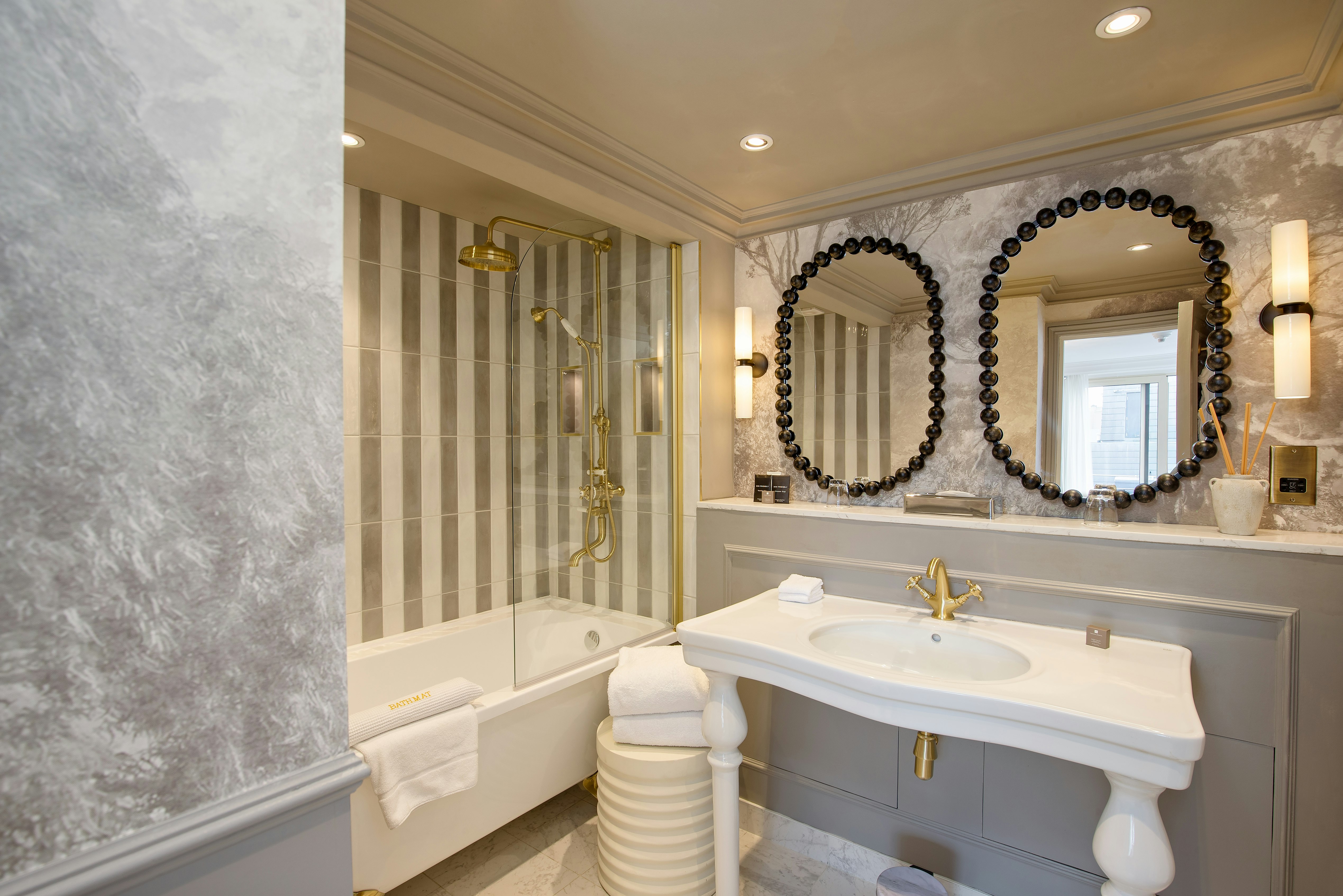 Three Bedroom Penthouse - En Suite Bathroom