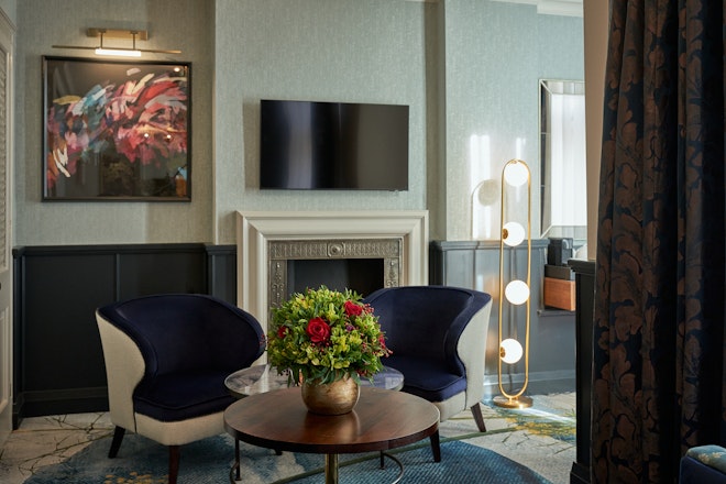Deluxe King Room - Living Area