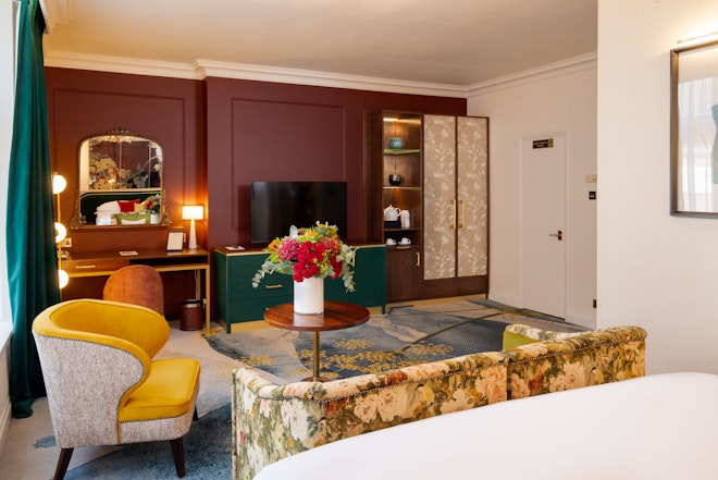 Deluxe King Room - Living Area