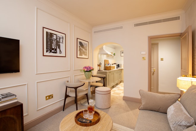 One Bedroom Apartment - Kitchenette & Lounge